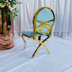 Cadeira de festa infantil dourada com perna cruzada